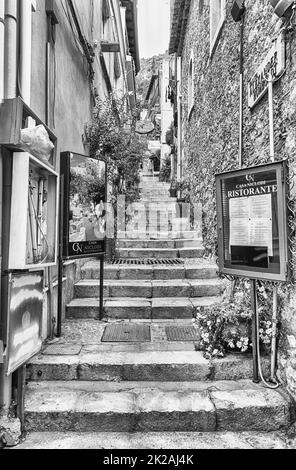 TAORMINA, ITALIA - 11 AGOSTO 2021: Passeggiate per le pittoresche strade di Taormina, Sicilia, Italia Foto Stock