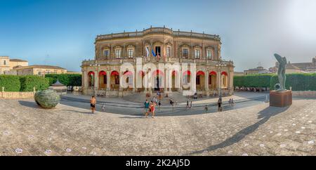 NOTO, ITALIA - 12 AGOSTO 2021: Facciata di Palazzo Ducezio, edificio storico e importante punto di riferimento a noto, pittoresca cittadina siciliana, Italia Foto Stock