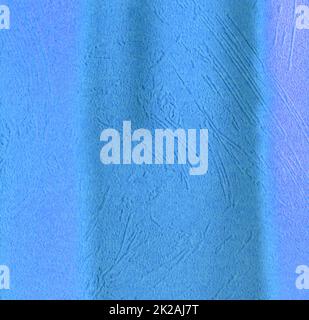 Luce blu e ombre su una parete testurizzata, effetto di sovrapposizione, sfondo e layout delle ombre naturali della finestra Foto Stock