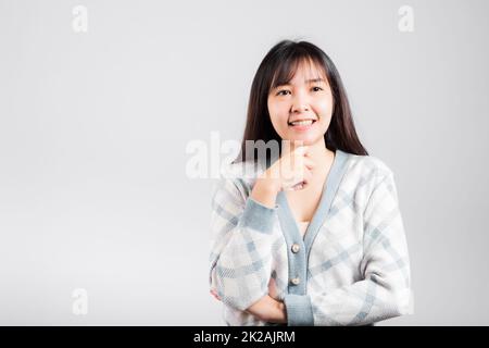 Donna felice mano toccare mento manico rilassato pensando a qualcosa circa la domanda Foto Stock