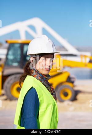 Im il foreWOMAN. Ritratto di un giovane e attraente lavoratore di costruzione in loco. Foto Stock