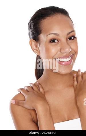 La sua bellezza isnt solo pelle profonda. Scatto corto di una bella giovane donna sorridente felicemente mentre si alza in uno studio. Foto Stock