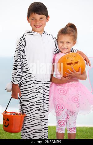 Inferno guardare fuori per lei. Ritratto di due bambini carini vestito per Halloween. Foto Stock