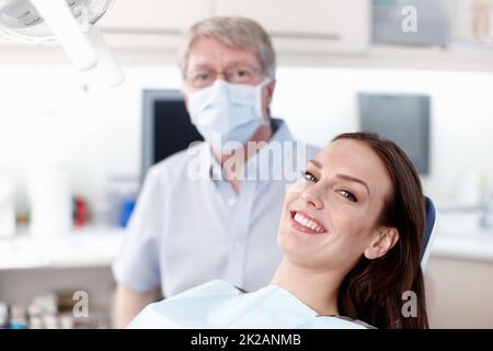 Appuntamento dentista. Ritratto di paziente sorridente con medico maturo in clinica. Foto Stock