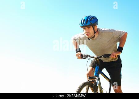 Ciclista in formazione. Scatto corto di un bel giovane ciclista all'aperto. Foto Stock