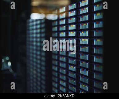 Stack di possibilità. Shot di apparecchiature elettroniche in una sala server. Foto Stock