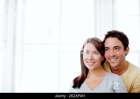 Sognare di fare una famiglia - Copysapce. Coppia giovane attraente in piedi insieme e guardare via - CopySpace. Foto Stock