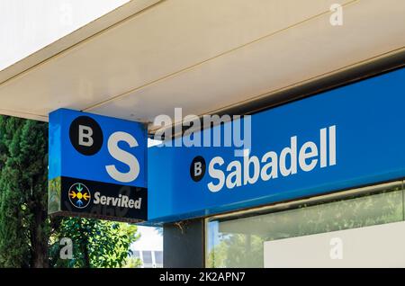 MADRID, SPAGNA - 26 SETTEMBRE 2021: Filiale bancaria Banco Sabadell a Madrid, Spagna. Il Banco Sabadell è una banca spagnola fondata nel 1881 a Sabadell, Foto Stock