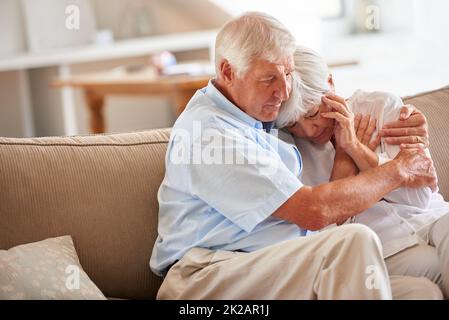 Im qui per te caro, un uomo anziano che consola sua moglie. Foto Stock