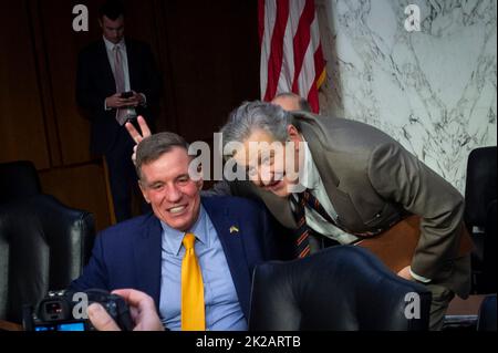 Il senatore degli Stati Uniti Mark Warner (democratico della Virginia), a sinistra, e il senatore degli Stati Uniti John Neely Kennedy (repubblicano della Louisiana), a destra, scherzano mentre arrivano per una Commissione del Senato su banche, alloggi, E Urban Affairs oversight audizione per esaminare le più grandi banche della nazione, nel Hart Senate Office Building a Washington, DC, Giovedi, 22 settembre 2022. Credito: Rod Lamkey/CNP Foto Stock