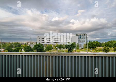 MOSTOLES, SPAGNA - 22 SETTEMBRE 2021: Vista del campus dell'Università Rey Juan Carlos a Mostoles, un'università pubblica spagnola con sede nella Comunità di Foto Stock