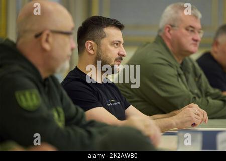 Kiev, Ucraina. 22nd Set, 2022. Il Presidente ucraino Volodymyr Zelenskyy, al centro, si è Unito al Ministro della Difesa Oleksii Reznikov, a sinistra, e al Vice Capo dell'Ufficio Presidenziale Andrii Sybiha, a destra, durante un incontro faccia a faccia con il Ministro della Difesa italiano Lorenzo Guerini al Palazzo Mariinskyi, 22 settembre 2022 a Kiev Ucraina. Credit: Ufficio stampa presidenziale Ucraina/Presidenza Ucraina/Alamy Live News Foto Stock