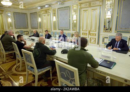 Kiev, Ucraina. 22nd Set, 2022. Il presidente ucraino Volodymyr Zelenskyy, partito, durante un incontro faccia a faccia con il ministro della Difesa italiano Lorenzo Guerini, a destra, al Palazzo Mariinskyi, 22 settembre 2022 a Kyiv Ucraina. Credit: Ufficio stampa presidenziale Ucraina/Presidenza Ucraina/Alamy Live News Foto Stock