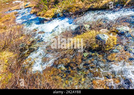 Fiume e cottage capanne Vavatn lago panorama paesaggio Hemsedal Norvegia. Foto Stock