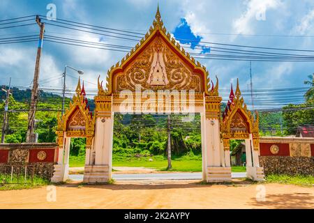 Architettura colorata del cancello d'ingresso Wat Ratchathammaram tempio Thailandia. Foto Stock