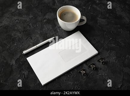 Busta, tazza da caffè, penna, clip Foto Stock