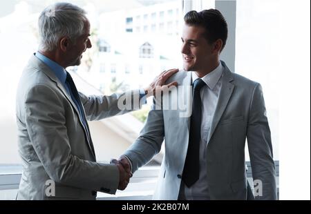 Creazione di relazioni commerciali. Due uomini d'affari che scuotono le mani. Foto Stock