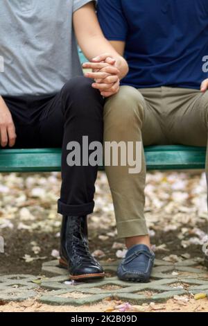 Sempre lì l'uno per l'altro. Vista ritagliata di una coppia omosessuale che tiene le mani. Foto Stock