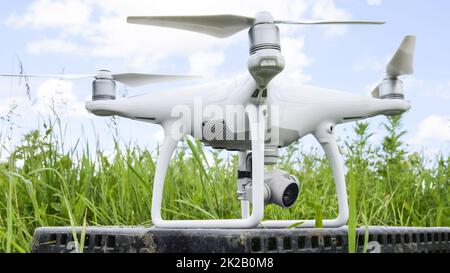 Quadrocopters su una scatola di plastica in erba Foto Stock