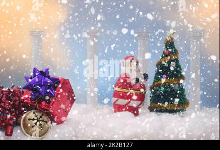 Albero di Natale e colonne su cotone con cielo blu. Scena di Natale Foto Stock