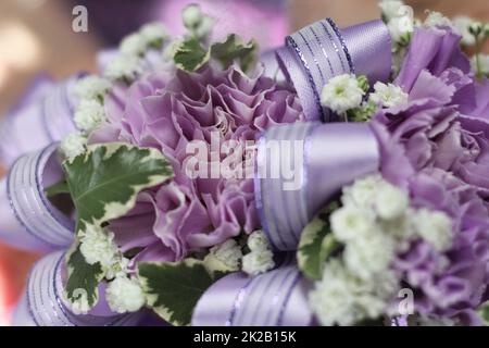 Bouquet nuziale viola primo piano con i fiori viola e il giglio della valle Foto Stock