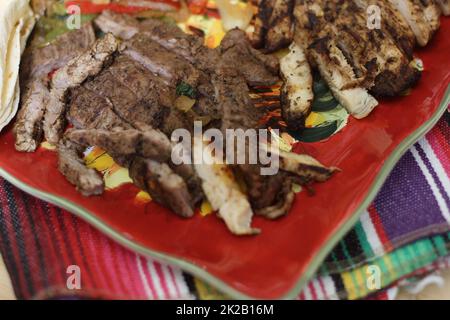 Fajita di manzo e pollo con cipolle e peperoni Foto Stock