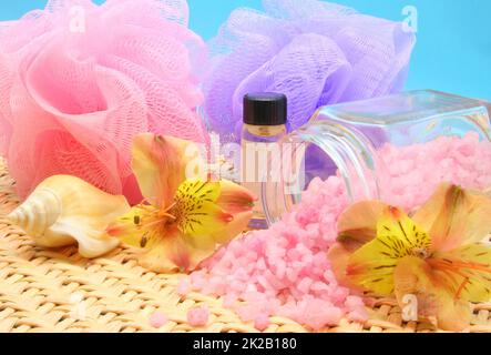 Pietre di sapone e massaggio con conchiglie di mare su sfondo blu Foto Stock