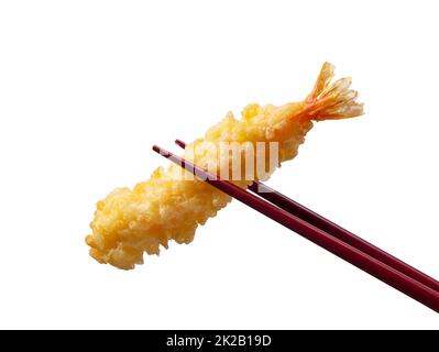 Tempura di gamberetti sollevata con bastoncini di fiocchi su uno sfondo bianco. Foto Stock
