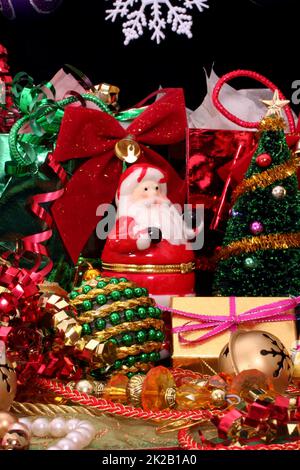 Ornamenti e decorazioni di Natale su sfondo nero Foto Stock