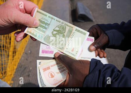 Cambiare il dollaro dello Zimbabwe Foto Stock