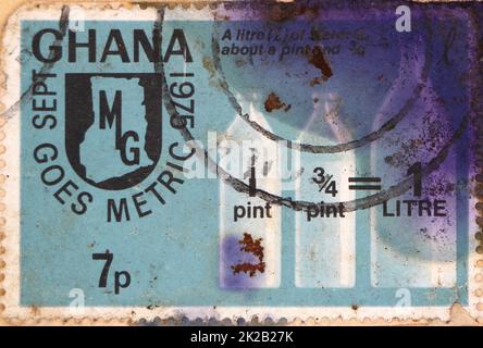 Foto di un francobollo colorato con inchiostro dal Ghana con una spiegazione per il Ghana andare metrico 1 3/4 pinte = 1 litro 1975 Foto Stock