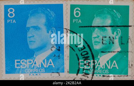 Foto di due francobolli spagnoli blu 8 pesetas e verdi 6 pesetas con un'immagine di re Juan Carlos I. Foto Stock