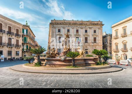 SIRACUSA, ITALIA - 14 AGOSTO 2021: La scenografica Fontana di Diana sull'Isola di Ortigia, centro storico di Siracusa, Sicilia, Italia Foto Stock