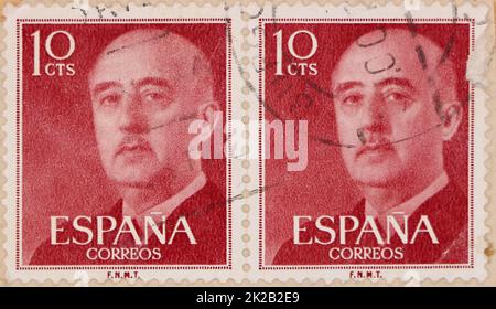 Foto di due francobolli rossi da 10 centimos spagnoli con un'immagine di Francisco Franco Bahamonde del 1955 Foto Stock