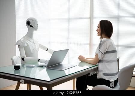 Trattamento paziente femminile da Robot Doctor Foto Stock