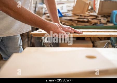 Falegname che lavora su artigianato del legno in officina. Strumenti professionali per la lavorazione. Concetto di lavorazione di Falegnameria e di lavorazione del fai da te. Copia spazio per il testo. Foto Stock