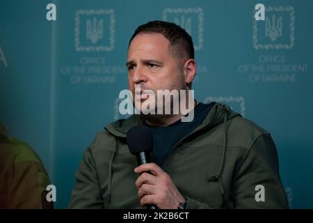 Kiev, Ucraina. 22nd Set, 2022. Ucraino Capo dell'Ufficio del Presidente Andriy Yermak, 2nd a destra, tiene un briefing stampa lo scambio di prigionieri, dal centro stampa, 22 settembre 2022 a Kyiv Ucraina. Credit: Ufficio stampa presidenziale Ucraina/Presidenza Ucraina/Alamy Live News Foto Stock