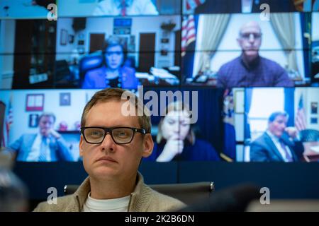 Kiev, Ucraina. 22nd Set, 2022. Il Vice Capo dell'Ufficio del Presidente Andriy Smyrnov, ascolta durante una videoconferenza con i membri del Comitato dei servizi Armed della Camera dei rappresentanti degli Stati Uniti, dal Palazzo Mariinskyi, 22 settembre 2022 a Kyiv Ucraina. Credit: Ufficio stampa presidenziale Ucraina/Presidenza Ucraina/Alamy Live News Foto Stock