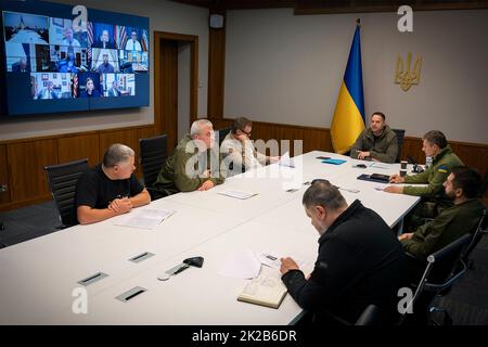 Kiev, Ucraina. 22nd Set, 2022. Ucraino Capo dell'Ufficio del Presidente Andriy Yermak, centro, tiene una videoconferenza con i membri della Camera dei rappresentanti degli Stati Uniti Armed Services Committee, dal Palazzo Mariinskyi, 22 settembre 2022 a Kyiv Ucraina. Credit: Ufficio stampa presidenziale Ucraina/Presidenza Ucraina/Alamy Live News Foto Stock