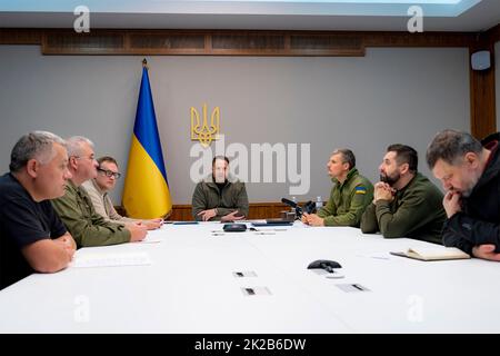 Kiev, Ucraina. 22nd Set, 2022. Ucraino Capo dell'Ufficio del Presidente Andriy Yermak, centro, tiene una videoconferenza con i membri della Camera dei rappresentanti degli Stati Uniti Armed Services Committee, dal Palazzo Mariinskyi, 22 settembre 2022 a Kyiv Ucraina. Credit: Ufficio stampa presidenziale Ucraina/Presidenza Ucraina/Alamy Live News Foto Stock