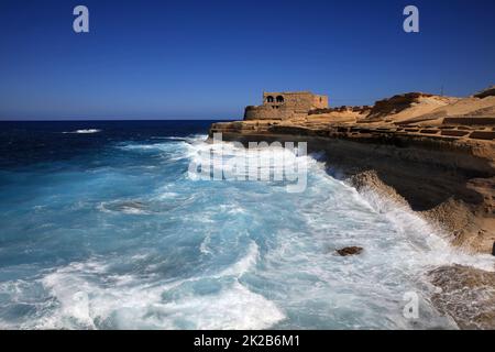 Litorale vicino alla baia di Xwejni sull'isola di Gozo. Malta Foto Stock