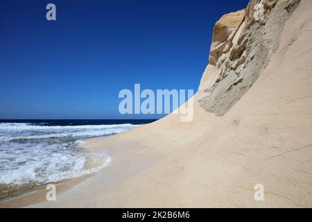 Litorale vicino alla baia di Xwejni sull'isola di Gozo. Malta Foto Stock