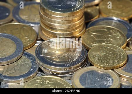 Pile di monete metalliche in euro Foto Stock