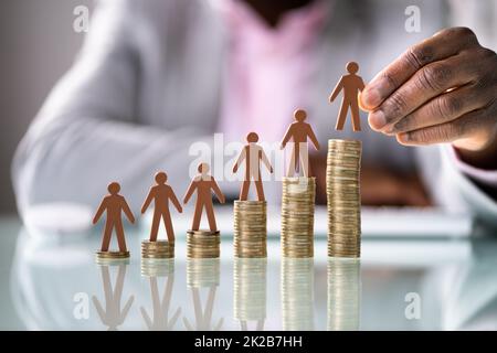 Salario minimo e aumento salariale. Compensazione assicurativa Foto Stock