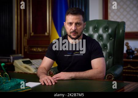 Kiev, Ucraina. 22nd Set, 2022. Il presidente ucraino Volodymyr Zelenskyy, consegna il suo discorso notturno alla nazione che segna il giorno 211 dell'invasione russa via video link dal Palazzo Mariinskyi, 22 settembre 2022 a Kyiv Ucraina. Credit: Ufficio stampa presidenziale Ucraina/Presidenza Ucraina/Alamy Live News Foto Stock