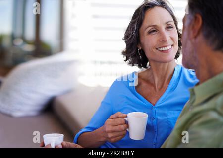 Youre la parte migliore della mia giornata. Un taglio corto di una coppia felice di adulto medio che beve il tè insieme all'aperto. Foto Stock