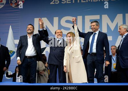 Roma, Italia. 22nd Set, 2022. Matteo Salvini (L), Silvio Berlusconi (C), Giorgia Meloni (C) e Maurizio Lupi (R), visti durante l'evento 'insieme per l'Italia', in piazza del Popolo che riunisce le parti di destra italiane, Lega, Fratelli d'Italia, forza Italia e We Moderates. L'evento rappresenta la fine della campagna elettorale per le elezioni generali del 25 settembre 2022. Credit: SOPA Images Limited/Alamy Live News Foto Stock