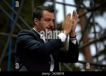 Roma, Italia. 22nd Set, 2022. Matteo Salvini, leader del partito Lega visto sul palco durante l'evento 'Together for Italy', in piazza del Popolo che riunisce le feste di destra italiane, Lega, Fratelli d'Italia, forza Italia e noi moderati. L'evento rappresenta la fine della campagna elettorale per le elezioni generali del 25 settembre 2022. Credit: SOPA Images Limited/Alamy Live News Foto Stock