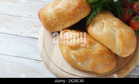 Polpette ucraine (Pasties, Hot Cakes, Pirozhki, Pies) su armadio in legno . Torte tradizionali fatte in casa con carne Foto Stock