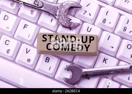 Esposizione concettuale Stand up Comedy. Concetto di Internet uno stile comico in cui un comico recita storie umoristiche in connessione con gli amici online, facendo conoscenza su Internet Foto Stock